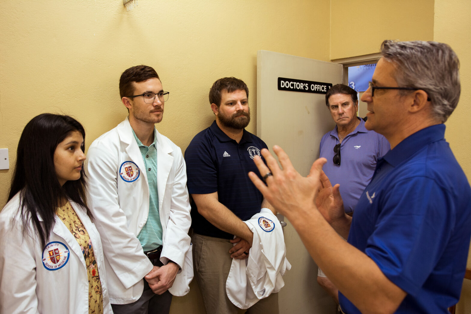 Dr. Jeff Lukish talking to medical school students during Laparoscopic clinic