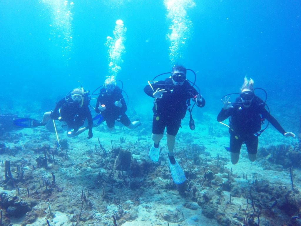 4-students-scuba